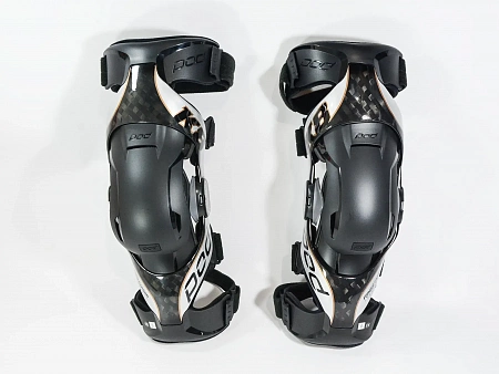 Шарнирные наколенники (брейсы) POD K8 2.0, Carbon/Silver Шарнирные наколенники (брейсы) POD K8 2.0, Carbon/Silver